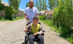 Asfalt çağrısı karşılık bulmayan Burak, tekerlekli sandalyeden düşüp yaralandı
