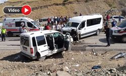 Yüksekova’da yolcu minübüsü ile hafif ticari araç  kafa kafaya çarpıştı: 2’si ağır 15 yaralı