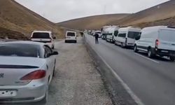 Van-Hakkari kara yolunda 2 tırın çarpıştı