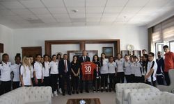 Yüksekova Kadın futbol takımından Kaymakam Akın’a ziyaret