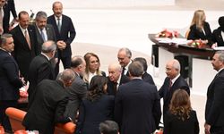 Devlet Bahçeli, Erdoğan'ın çağrısıyla DEM'lilerin elini sıkmış