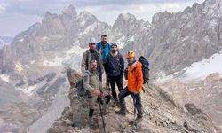 Hakkari’de ilk defa köşe direğine zirve tırmanışı yapıldı