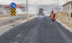 Yüksekova Dağlıca Yolu’nda yama asfalt çalışması