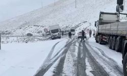 Yüksekova-Van kara yolunda kar yağışı nedeniyle çok sayıda araç mahsur kaldı