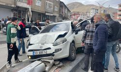 Otomobil elektrik direğine çarptı: 2 Yaralı