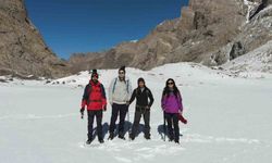 Hakkari’de 20 bin yıllık buzul bölgesinde muhteşem manzaralar oluştu