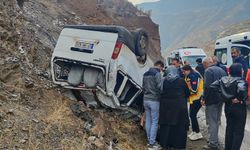 Hakkari'de minibüs takla attı: 4 Yaralı