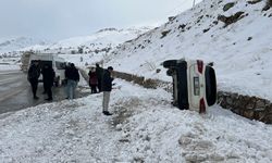 Yüksekova Esendere karayolunda kaza :3 yaralı