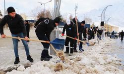 Hakkari’de 55 kişilik kar ve buz timi görev başında