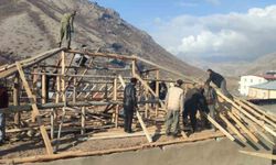 Hakkari’de şiddetli rüzgar çatıları uçurdu