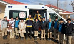 Yüksekova'da okul öğrencilerine ambulans tanıtıldı