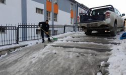 Hakkari'de Sibirya soğukları: Yollar ve merdivenler  buz tuttu