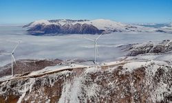 Bitlis’teki rüzgar güllerinin sisli dağlarla görüntüsü mest ediyor