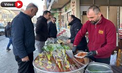 Ramazan ayının vazgeçilmezi çiğ köfte tezgahlardaki yerini aldı