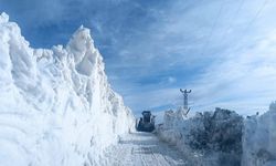 Yüksekova’da 3 metrelik karda yol açma çalışması
