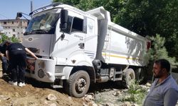 Şemdinli’de Hafriyat Kamyonu Kayarak Bahçeye Girdi