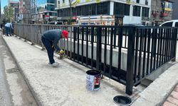 Çarşı merkezindeki Orta Refüj Korkulukları Boyanıyor