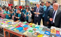 Yüksekova'da indirimli kitap fuarına yoğun ilgi