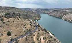 Tekneyle gidilen batık mahalleye 25 yıl sonra yol yapıldı