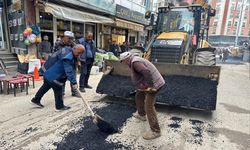 Yüksekova'da Sıcak Asfalt Yama Çalışması Başlatıldı