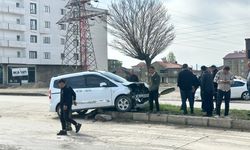 Yüksekova'da araç kaldırıma çarptı: 2 Yaralı