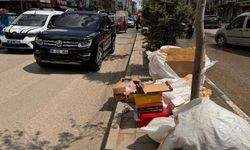 Yüksekova’da orta refüj çöplük alanı gibi kullanıldı