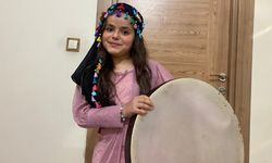 8 Yaşındaki Elzem müzik aletlerini ustalıkla kullanıyor