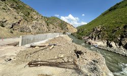Yüksekova-Van karayolunda yol genişletme çalışmaları