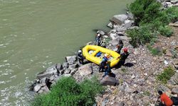 Hakkari VEDAŞ Ekiplerinden Zap Suyu’nda Raftingli Müdahale