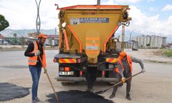 Yüksekova’da İpek Yolu Üzerinde asfalt yama çalışması