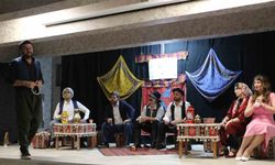 Şemdinli’de ’Komşu Köyün Delisi" tiyatro oyunu sahnelendi