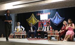 Şemdinli'de öğretmenlerden 'Komşu Köyün Delisi" tiyatrosu etkinliği