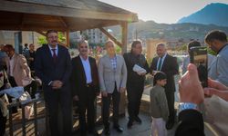 Vali Ali Çelik, Bayram Namazı Sonrası Vatandaşlarla Bayramlaştı