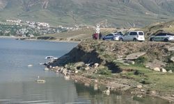 Van’da virajı alamayan otomobil Sıhke Göleti’ne uçtu