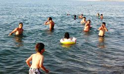 Sıcaktan bunalan vatandaşlar Van Gölü’ne akın etti
