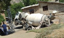 Hakkari’de beton mikseri ahırın üzerine yan yattı