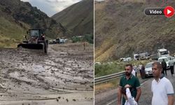 Çöplük Mevkiinde Heyelan: Yüksekova-Hakkari yolu kontrollü şekilde ulaşıma açıldı