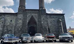 Klasik otomobil tutkunları Erzurum’da buluşuyor