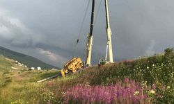 Uçuruma yuvarlanan TIR dorsesi ve dozer vinçle çıkartıldı