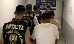 Antalya’da kendini devlet görevlisi olarak tanıtıp vurgun yapan 4 şüpheli tutuklandı