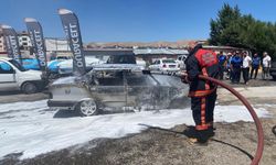 Park halindeki otomobil alev alev yandı