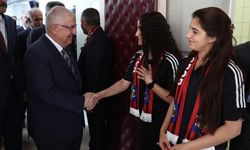 Bakan Güler, Yüksekova Kadın Futbol Takımı ile Buluştu