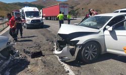 İki otomobil kafa kafaya çarpıştı: 3 ölü, 6 yaralı