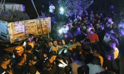 Van'da otomobil park halindeki briket yüklü tıra çarptı: 2 ölü