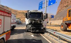 Yüksekova tünelinde Trafik Kazası: 3 Yaralı