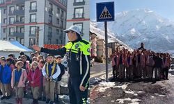Hakkari polisinden öğrencilere uygulamalı trafik eğitimi