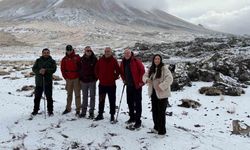 Ağrı Dağı’nda kar yağışına rağmen 27 dağcı tırmanışa geçti
