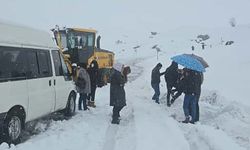 2600 rakımlı bölgede karda mahsur kalan yolcular kurtarıldı