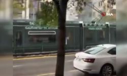 Gaziantep’te faciadan dönüldü: Yüzlerce yolcunun olduğu tramvaya yıldırım isabet etti