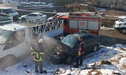 Yolda Alev Alan Otomobil Korkuttu: İtfaiye Alevlere Müdahale Etti